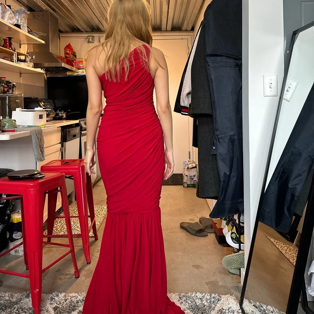 Red Norma Kamali Diana One Shoulder Ruched Fishtail Gown - Picture 4 of 4